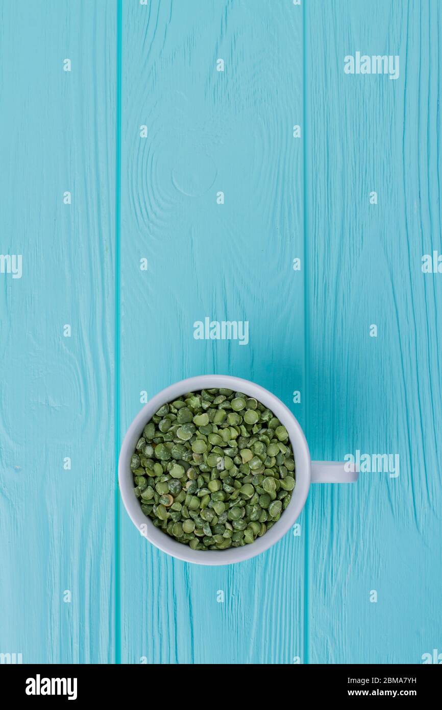 Vue de dessus tasse de petits pois verts. Banque D'Images Vue de dessus tasse de petits pois verts. Banque D'Images