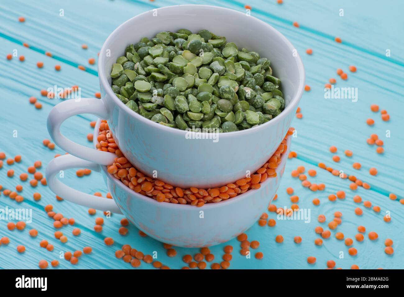 Gros plan de céréales dans une tasse blanche. Banque D'Images Gros plan de céréales dans une tasse blanche. Banque D'Images