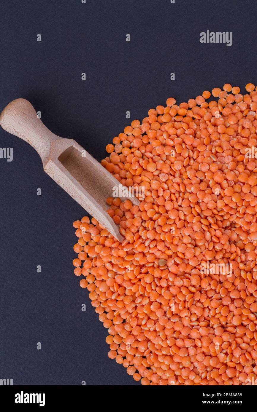 Vue de dessus petite pelle en bois dans pile de lentilles orange. Banque D'Images Vue de dessus petite pelle en bois dans pile de lentilles orange. Banque D'Images