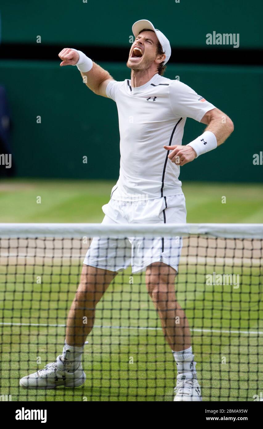 10 juillet 2016, Center court, Wimbledon: Mens Singles final, Andy Murray célèbre après avoir battu Milos Raonic pour gagner Wimbledon pour la deuxième fois. Banque D'Images