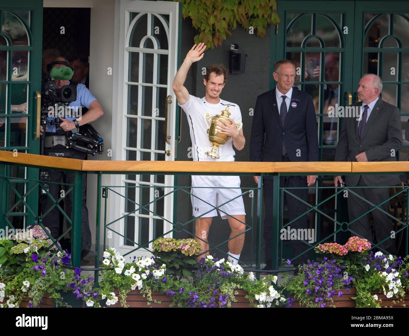 10 juillet 2016, Wimbledon, Londres. Andy Murray tient le trophée des célibataires pour hommes de Wimbledon pour les spectateurs sur le balcon du Centre court. Banque D'Images