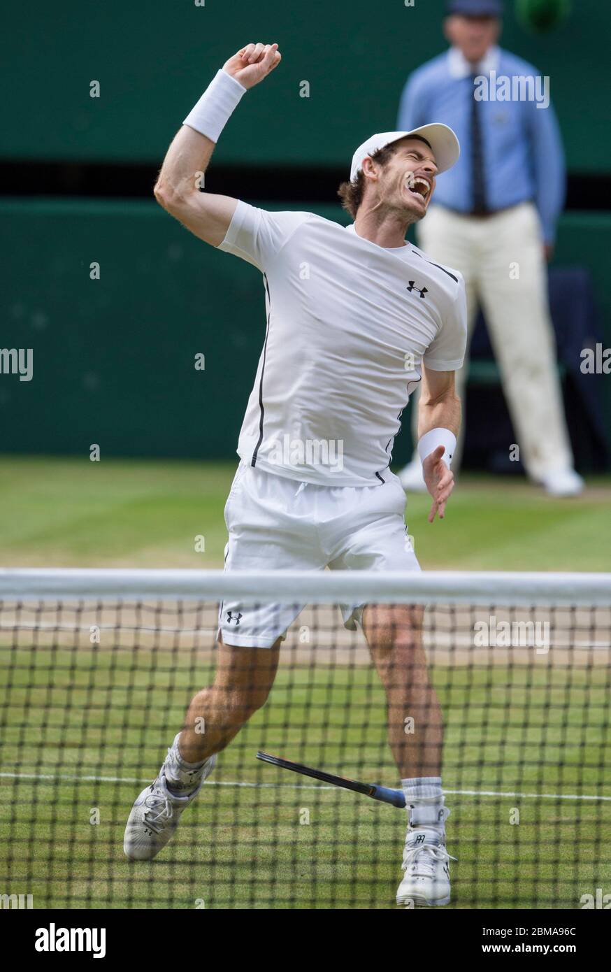 10 juillet 2016, Center court, Wimbledon: Mens Singles final, Andy Murray célèbre après avoir battu Milos Raonic pour gagner Wimbledon pour la deuxième fois. Banque D'Images