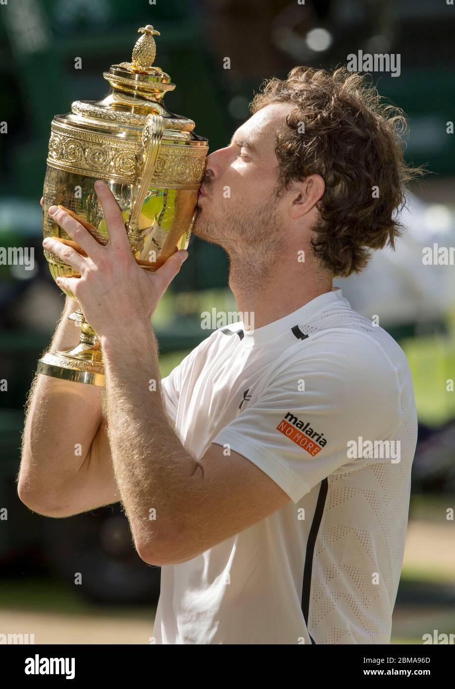 10 juillet 2016, Wimbledon, Londres : finale des hommes en célibataires, Centre court, Andy Murray embrasse le trophée de Wimbledon après avoir battu Milos Raonic du Canada. Banque D'Images