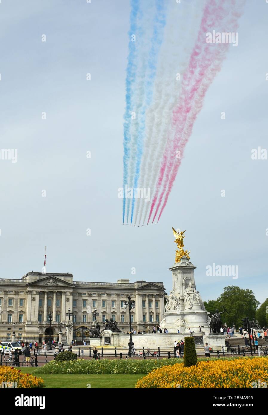 Les flèches rouges de la Royal Air Force passent au-dessus de Buckingham Palace à Londres lors d'un vol dans le centre de Londres pour marquer le 75e anniversaire de la Ve journée. Banque D'Images