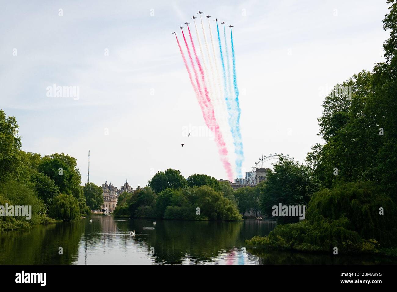 Les flèches rouges de la Royal Air Force passent au-dessus du London Eye et du St James's Park dans le centre de Londres lors d'un vol en vol pour marquer le 75e anniversaire de la Ve Day. Banque D'Images