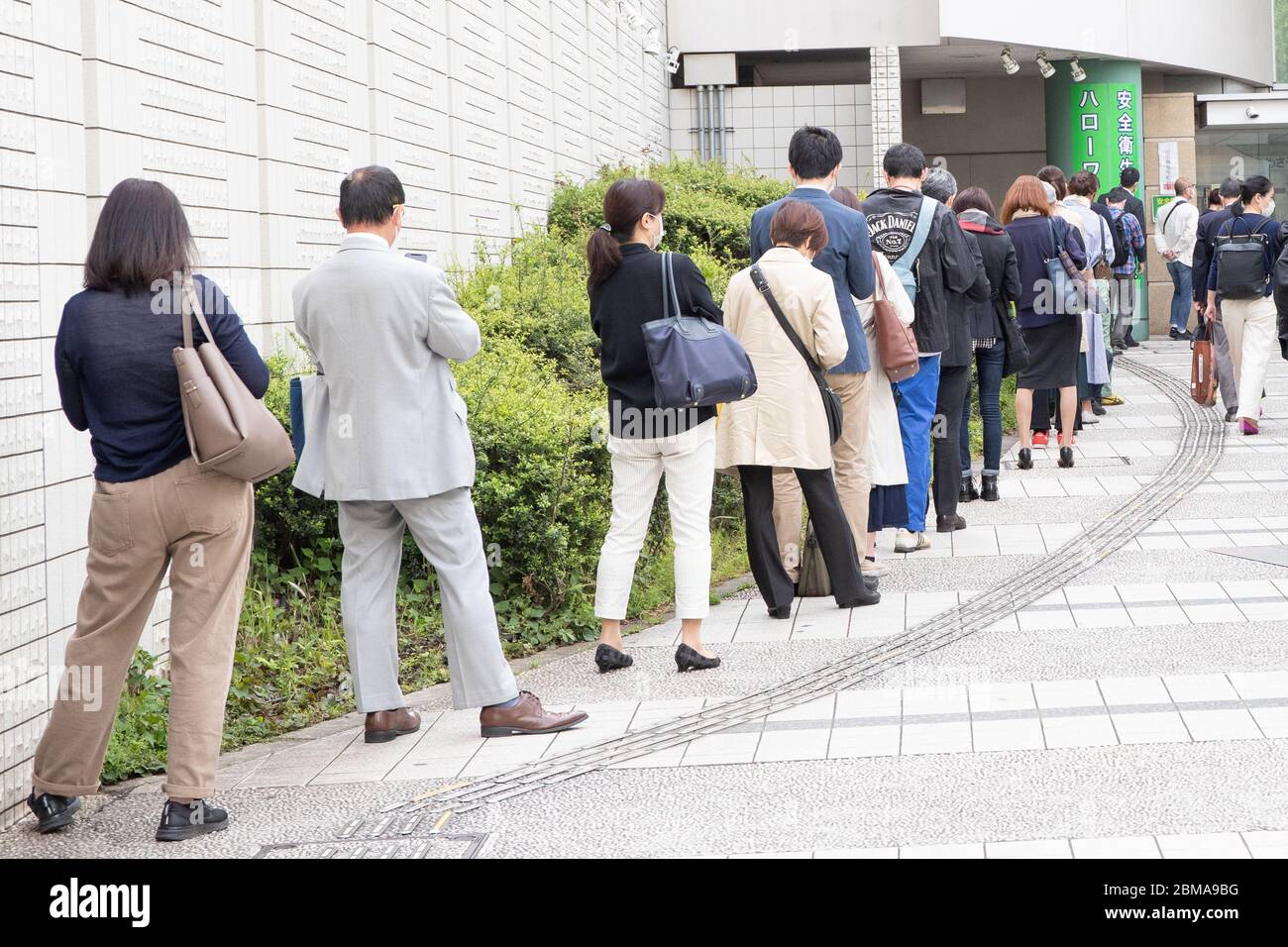 Les gens attendent dans la file devant un bureau public de sécurité de l'emploi « Hello Work » à Tokyo, Japon, le 8 mai 2020, dans un climat d'urgence en raison de la propagation du nouveau coronavirus. Crédit: AFLO/Alay Live News Banque D'Images