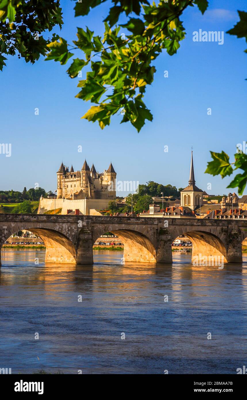 Vue sur le château, le pont et la Loire, Saumur, main-et-Loire, France, Europe Banque D'Images