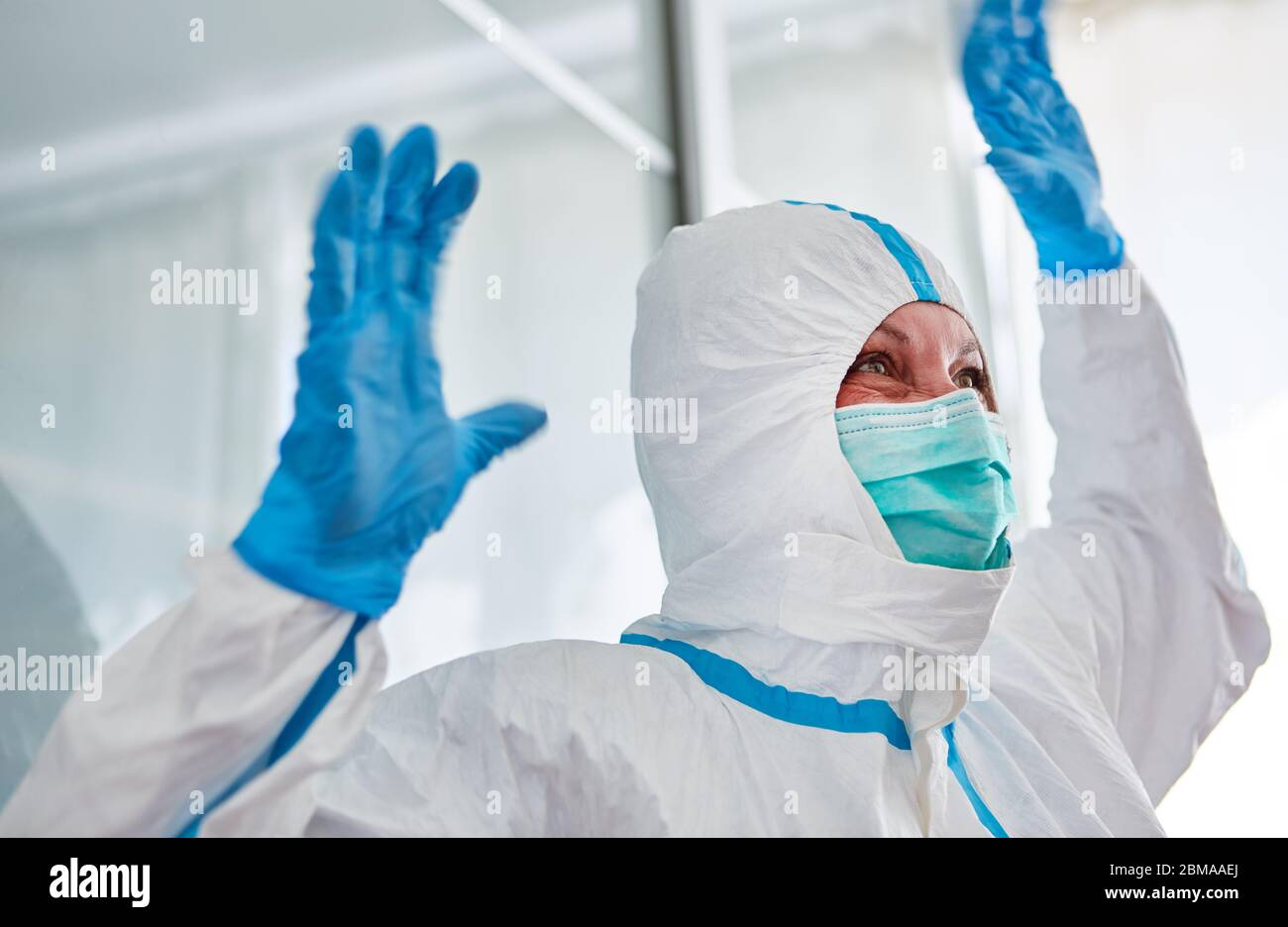 Le médecin en soins intensifs lève les mains de la surcharge et de l'épuisement pendant la pandémie du coronavirus Banque D'Images