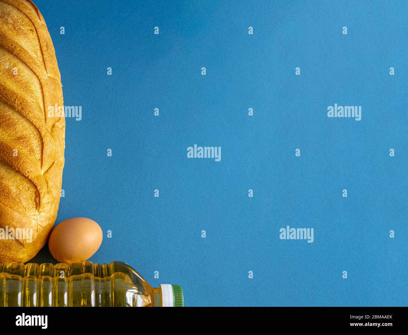 Don, alms, nutrition saine, aide humanitaire, pandémie, concept Covid-19. Composition en flatte de bouteilles alimentaires végétariennes de pain d'huile de tournesol Banque D'Images