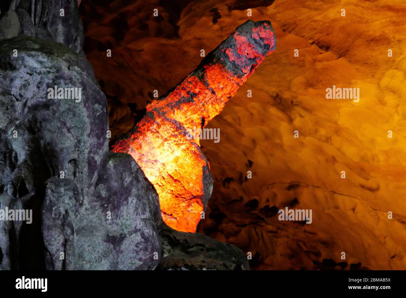 La formation géologique phallique, dans la grotte de Sung Sot, ou la grotte des surprises, est la grotte la plus connue de la baie d'Halong (Vietnam) Banque D'Images