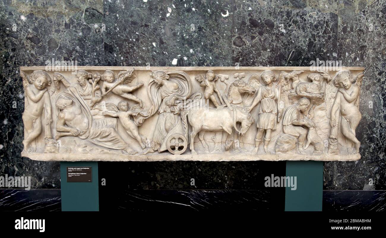 Sarcophage romain avec Endymion et Selene (150-170 AD). Relief de marbre d'Ostia. NY Carlsberg Glyptotek, Copenhague, Danemark. Banque D'Images Sarcophage romain avec Endymion et Selene (150-170 AD). Relief de marbre d'Ostia. NY Carlsberg Glyptotek, Copenhague, Danemark. Banque D'Images