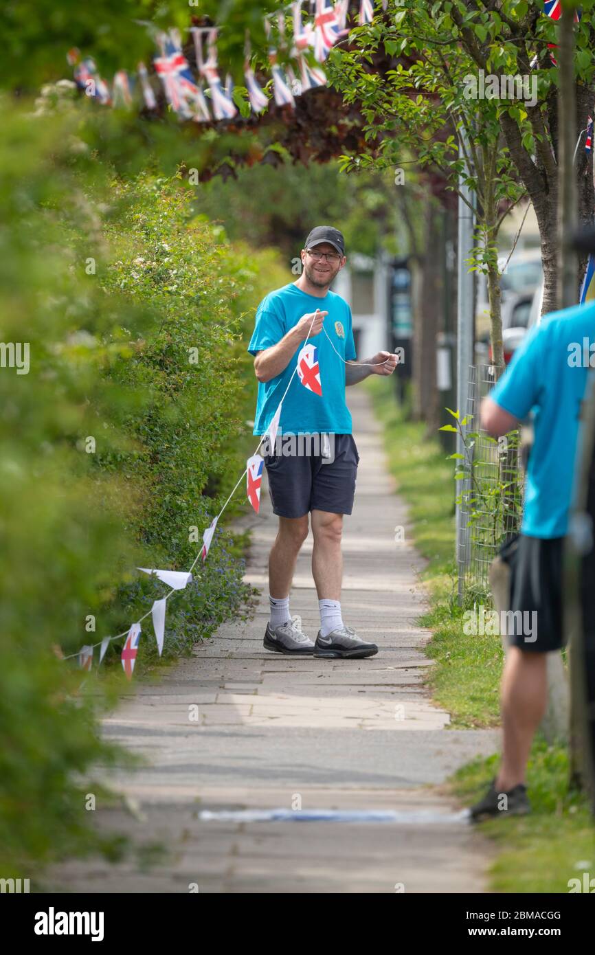 Merton Park, Londres, Royaume-Uni. 8 mai 2020. Bunting monte le long d'une rue verdoyante du sud de Londres le 46 jour de l'enfermement du coronavirus pour commémorer le 75e anniversaire de la Ve journée. L'événement est organisé par AFC Wimbledon Foundation dons local action en collaboration avec les anciens Rutlishians dont le club de rugby borde la rue dans Merton Park. Crédit: Malcolm Park/Alay Live News. Banque D'Images