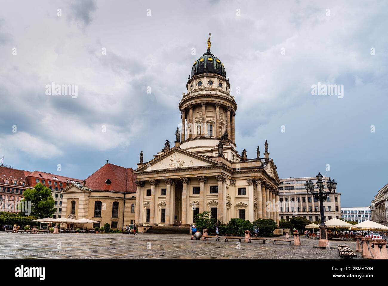 Berlin, Allemagne - 29 juillet 2019 : vue sur la place Gendarmenmarkt à Berlin Mitte un jour pluvieux d'été. Église française Banque D'Images