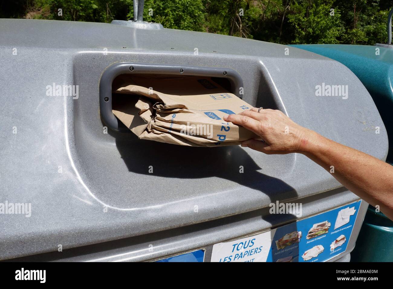 Emballage en papier et carton placé dans un grand bac de recyclage en plastique dans la région Ariège, dans le sud de la France Banque D'Images