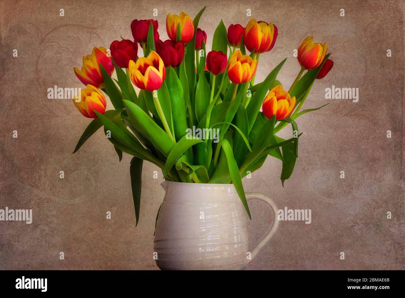 ART TRADITIONNEL : tulipes dans un vase en pacelain fin Banque D'Images