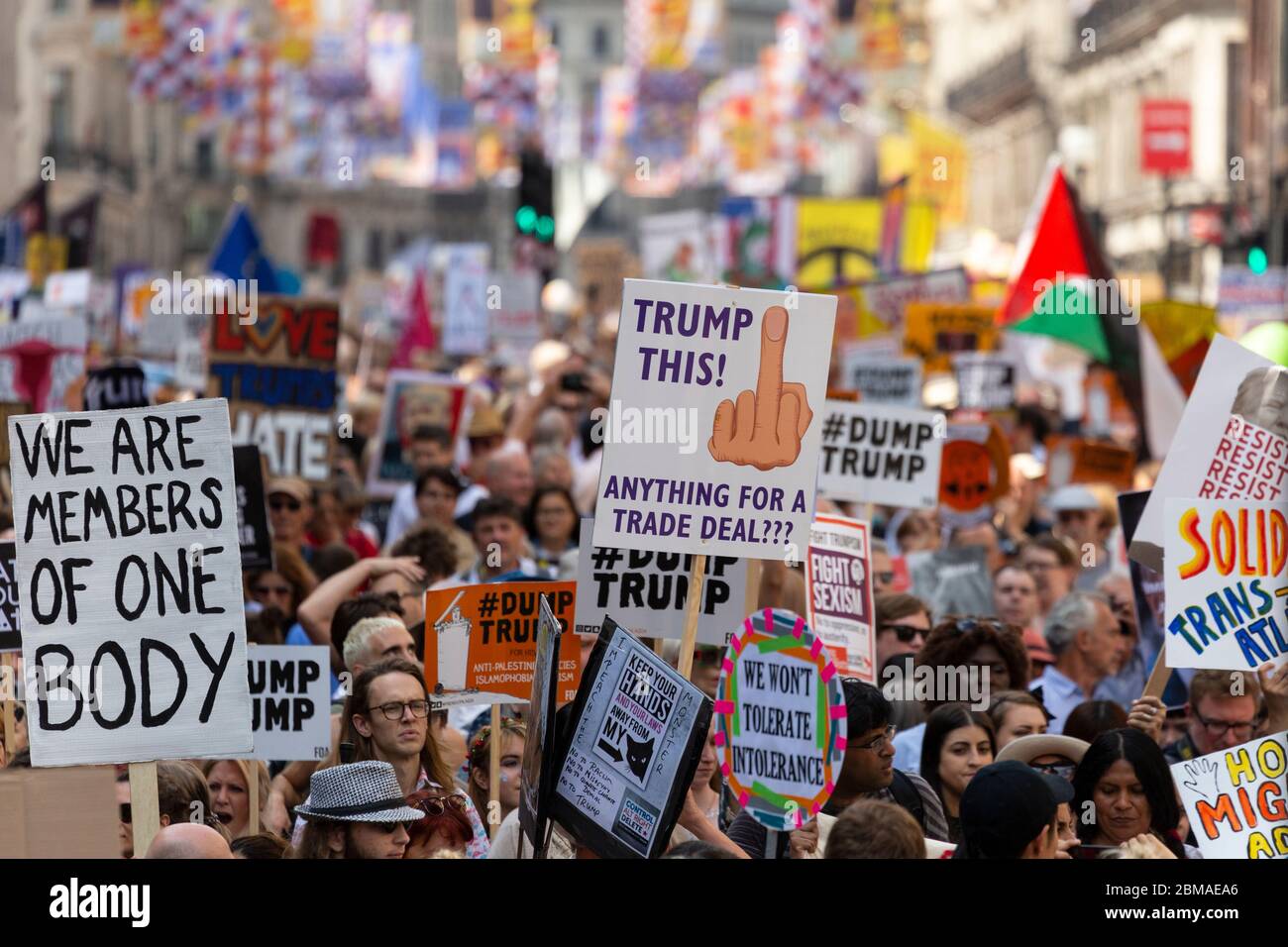 Une grande foule s'est manifestant lors de la manifestation contre la visite de Donald Trump à Londres, le 13 juillet 2018 Banque D'Images