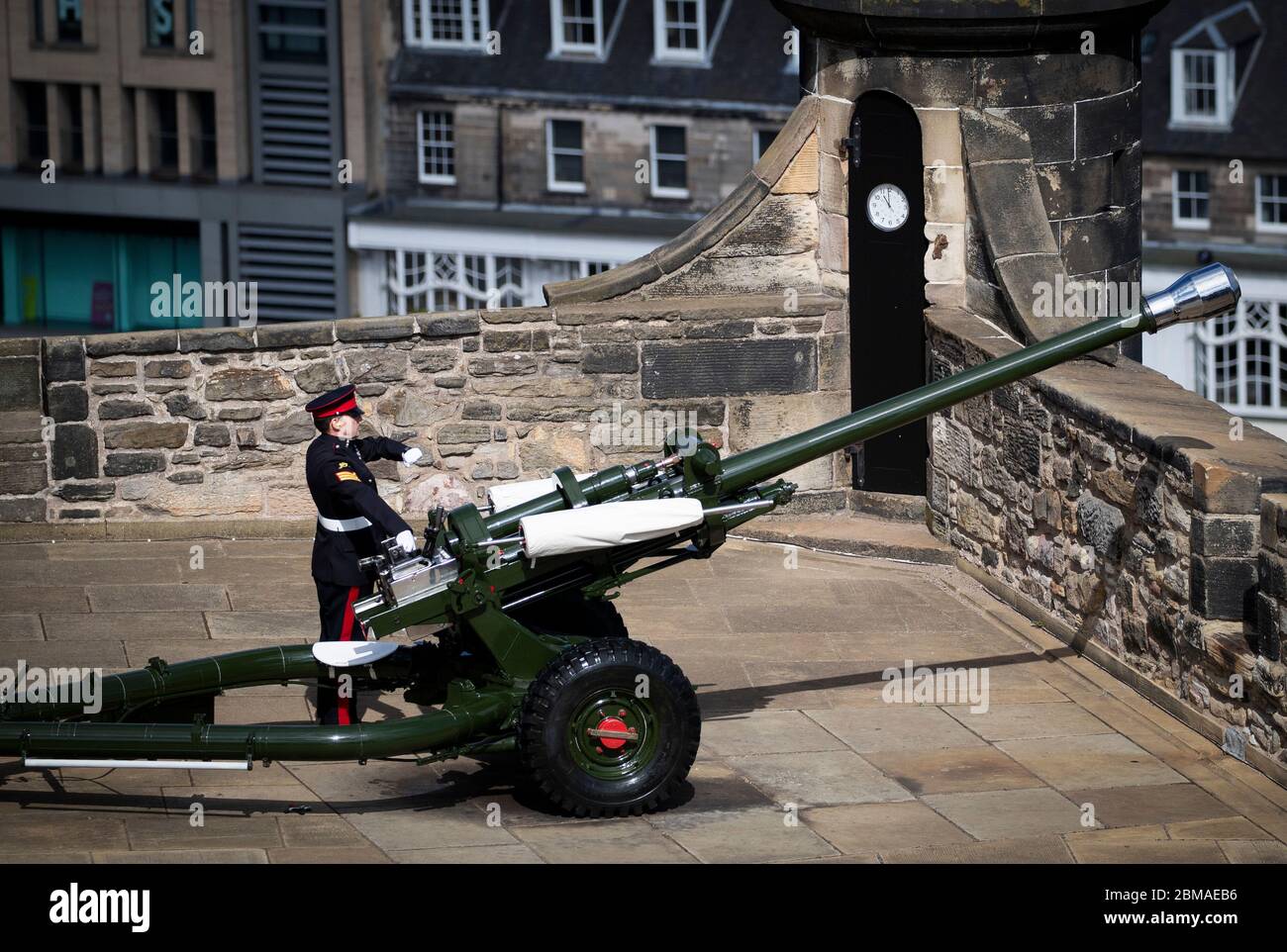 Le Sergent David Beveridge se prépare à tirer une Salute au fusil des remparts du château d'Édimbourg, pour marquer le début du silence de deux minutes, le 75e anniversaire de la Journée du VE. Banque D'Images