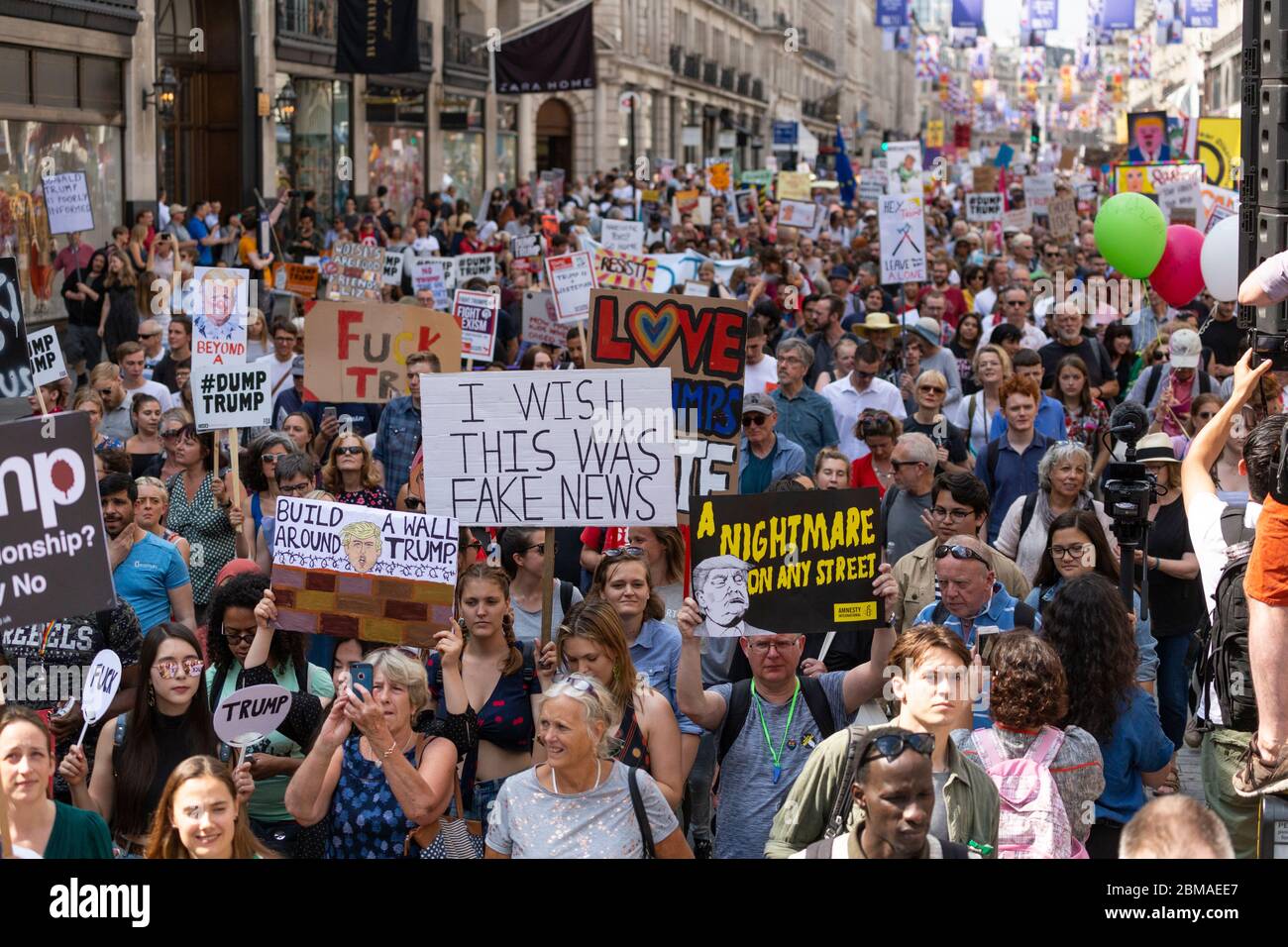 Une grande foule s'est manifestant lors de la manifestation contre la visite de Donald Trump à Londres, le 13 juillet 2018 Banque D'Images