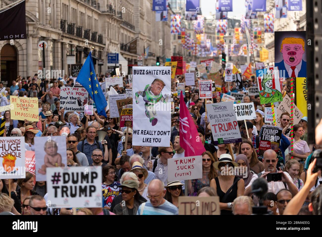 Une grande foule s'est manifestant lors de la manifestation contre la visite de Donald Trump à Londres, le 13 juillet 2018 Banque D'Images