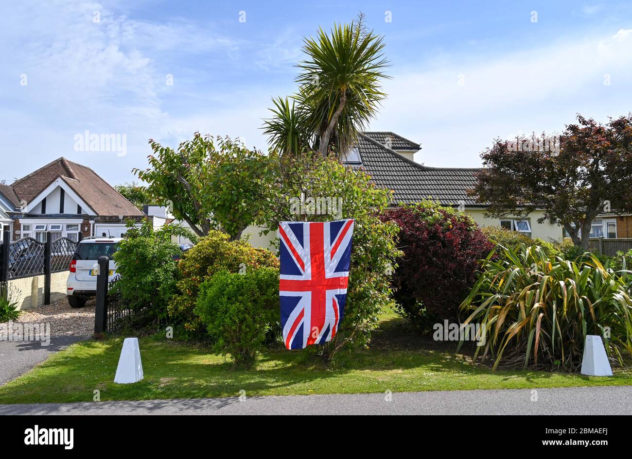 Littlehampton UK 8 mai 2020 - un Bunking commémorera l'anniversaire de la Ve journée dans le village de Ferring près de Worthing pendant les restrictions de confinement de la pandémie du coronavirus COVID-19. Il y a 75 ans que la victoire en Europe sur les Allemands a été annoncée pendant la deuxième Guerre mondiale : crédit Simon Dack / Alamy Live News Banque D'Images