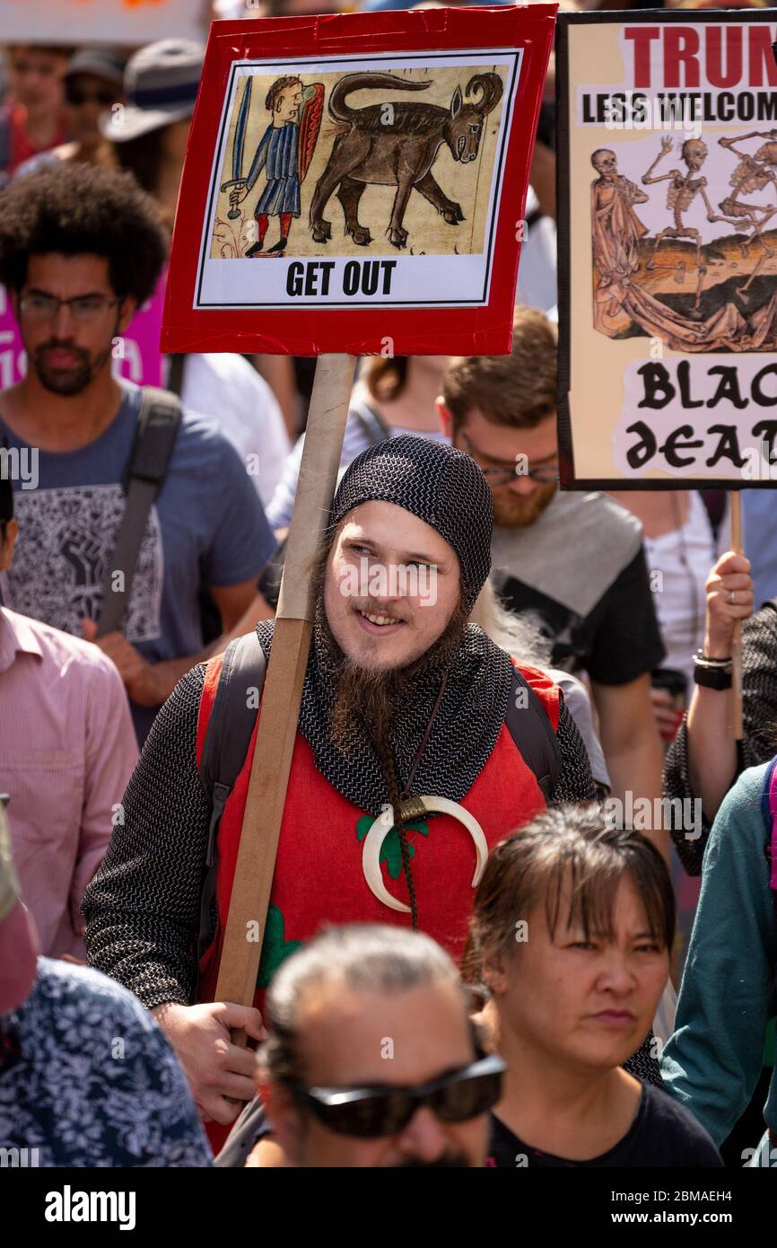 Un homme habillé en costume médiéval et portant un panneau indiquant « sortez », lors de la manifestation et de la manifestation contre la visite de Donald Trump à Londres, 13 Ju Banque D'Images