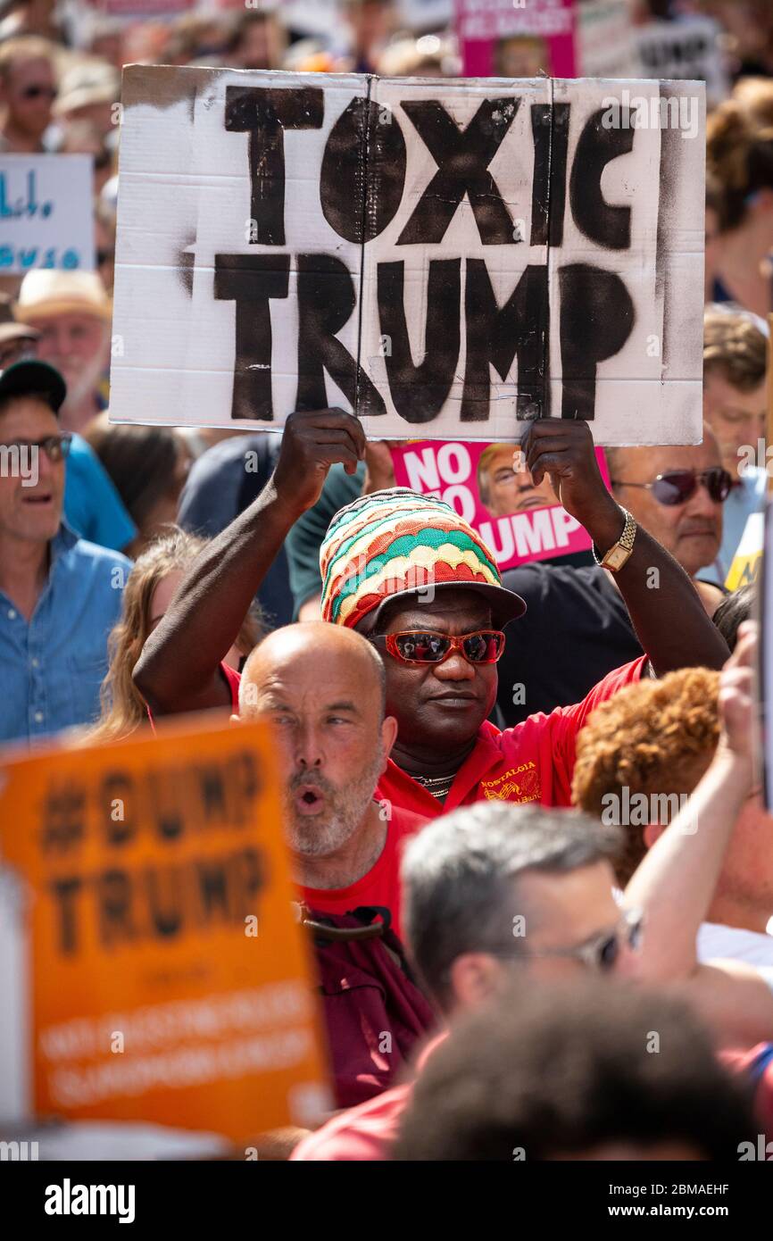 Un homme portant un chapeau et des lunettes de soleil et tenant un panneau indiquant « Toxic Trump », lors de la manifestation contre la visite de Donald Trump à Londres, le 13 juillet 2018 Banque D'Images