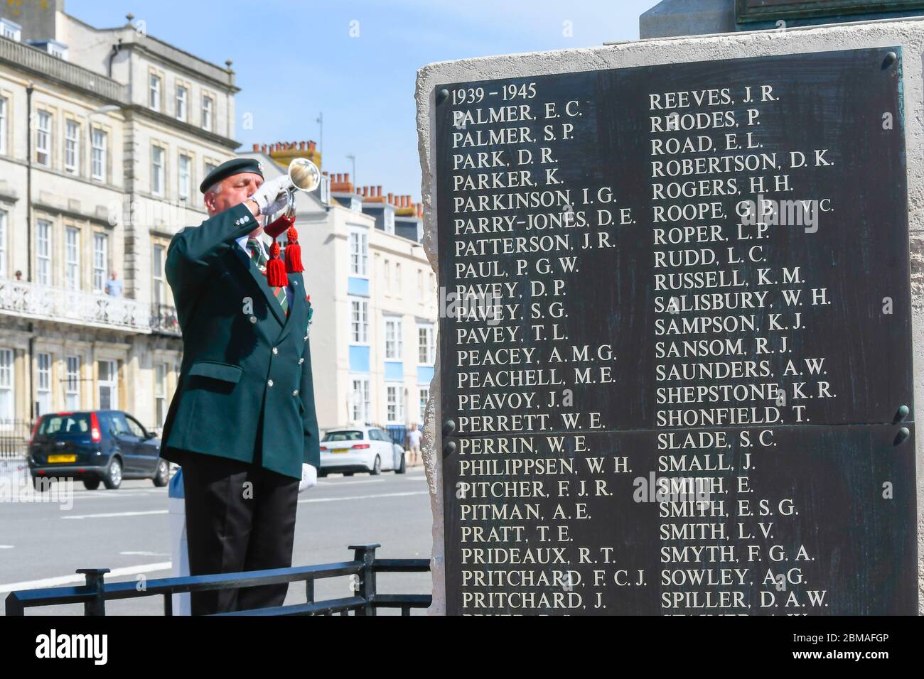 Weymouth, Dorset, Royaume-Uni. 8 mai 2020. Un bugler commence le silence de deux minutes avec le dernier post au War Memorial sur le front de mer à Weymouth dans Dorset pour le 75e anniversaire de VE Day pendant le confinement du coronavirus. Crédit photo : Graham Hunt/Alay Live News Banque D'Images