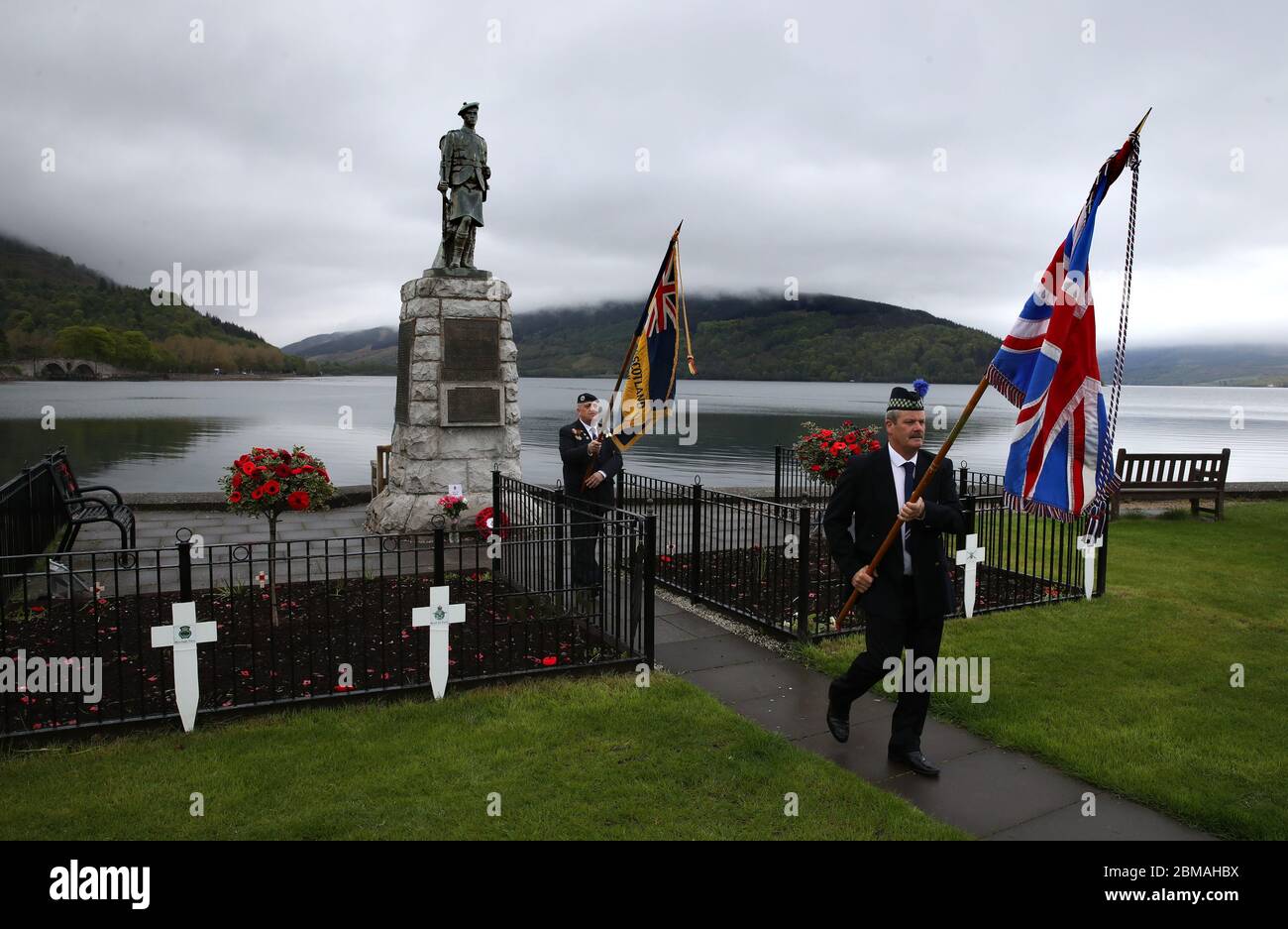 Iain Lindsay(r) et Eric Lionnet de la Légion royale britannique d'Inveraray après avoir observé un silence de deux minutes au mémorial de guerre d'Inveraray, pour marquer le 75e anniversaire de la Journée VE. Banque D'Images