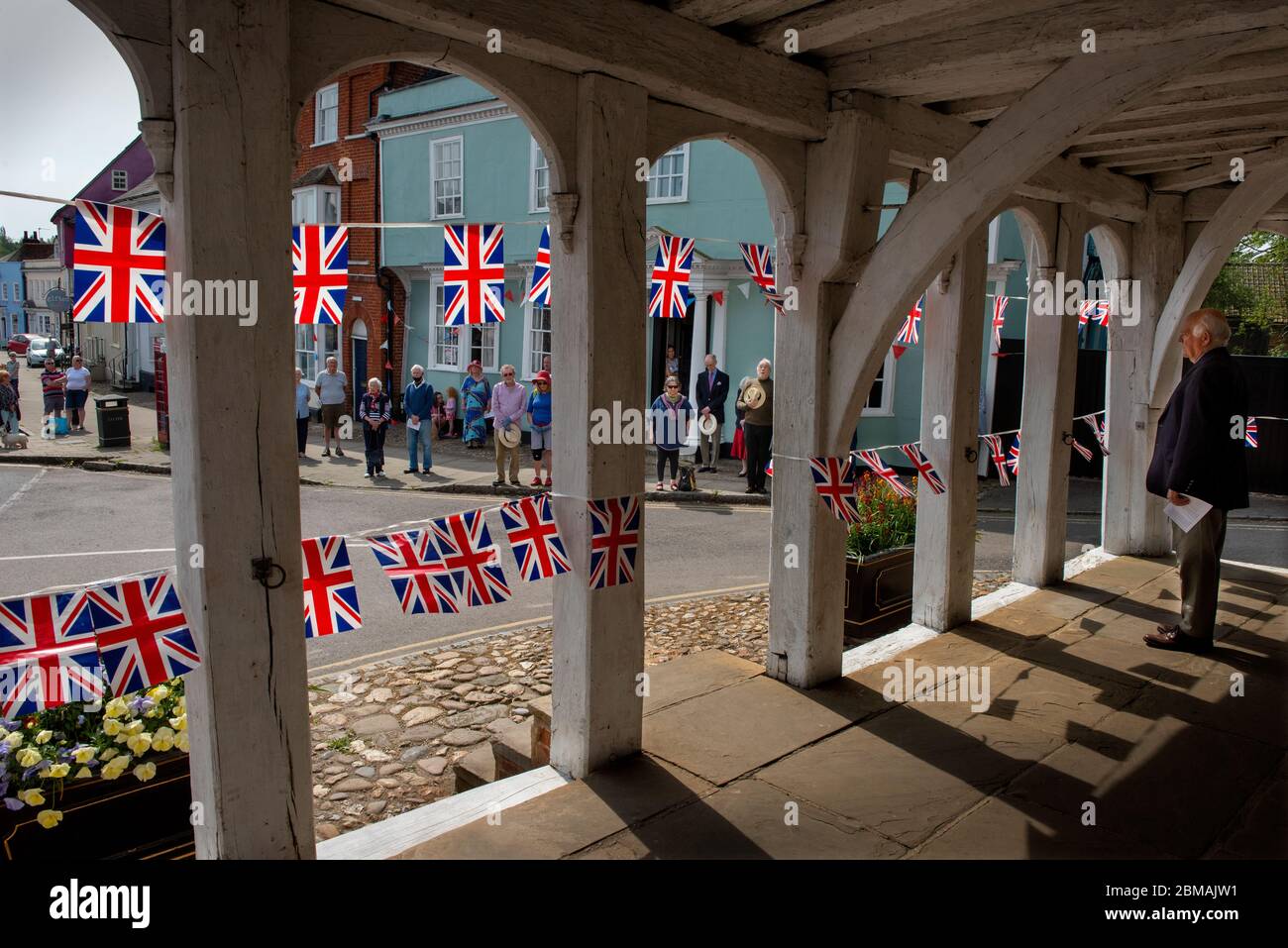 Thaxted, Royaume-Uni. 08e mai 2020. Thaxted Essex Angleterre. VE jour 2 minute Silence pour se souvenir du 75e anniversaire 0f fin de la Seconde Guerre mondiale en Europe. 8 mai 2020 les habitants de Thaxted se réunissent en gardant une distance respectueuse les uns des autres en raison de la pandémie du coronavirus à l'extérieur du 14ème siècle Guildhall de prendre part à un silence de 2 minutes pour se souvenir de ceux qui ont perdu leur vie pendant la Seconde Guerre mondiale, dont 11 hommes de Thaxted, A ce jour le 75e anniversaire de la fin de la guerre en Europe, VE Day, 8 mai 1945 - 8 mai 2020. Photo par crédit: BRIAN HARRIS/Alay Live News Banque D'Images