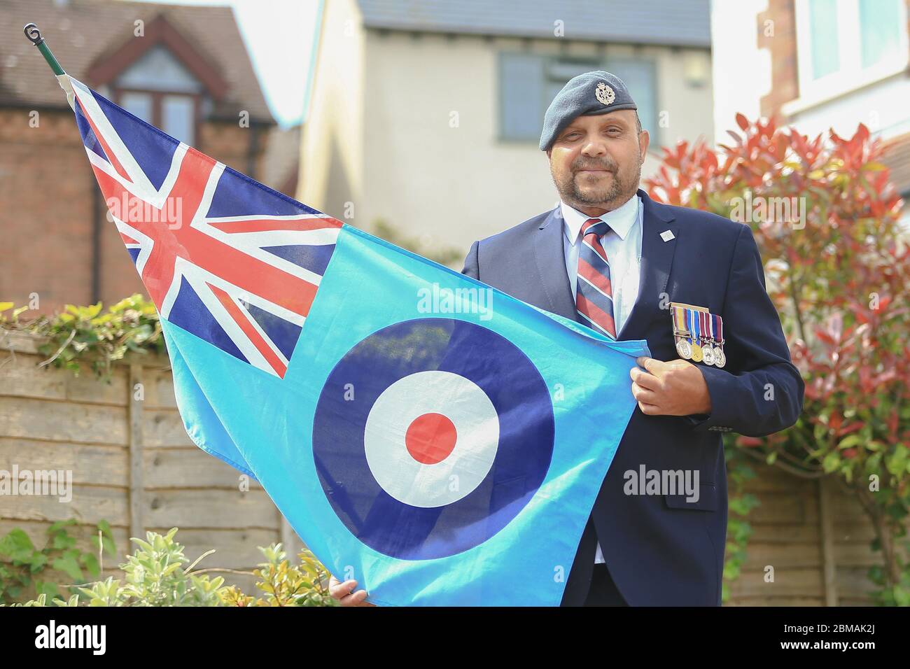 Hunnington, Worcestershire, Royaume-Uni. 8 mai 2020. Alors que le Royaume-Uni célèbre le 75e anniversaire de la Ve Day, l'ancien séviceman et réserviste de la RAF Phil Prosser, de Hunnington, dans le Worcestershire, affiche l'enseigne de l'Armée de l'Air royale à l'extérieur de sa maison. L'ex-sergent de vol Prosser a servi pendant la première guerre du Golfe et a assisté à la chute du mur de Berlin. Crédit : Peter Lophan/Alay Live News Banque D'Images