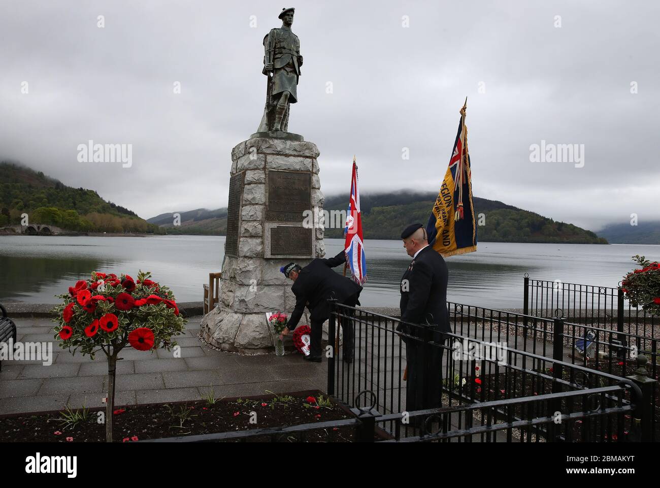 Iain Lindsay(L) et Eric Lionnet de la Légion royale britannique d'Inveraray après avoir observé un silence de deux minutes au mémorial de guerre d'Inveraray, pour marquer le 75e anniversaire de la Journée VE. Banque D'Images