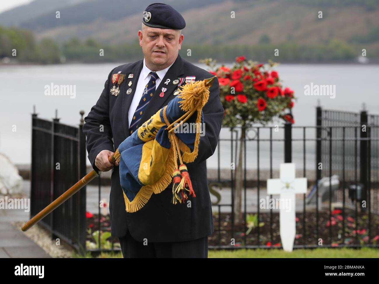 Eric Lionnet de la Légion royale britannique d'Inveraray après avoir observé un silence de deux minutes au mémorial de guerre d'Inveraray, pour marquer le 75e anniversaire de la Ve journée. Banque D'Images