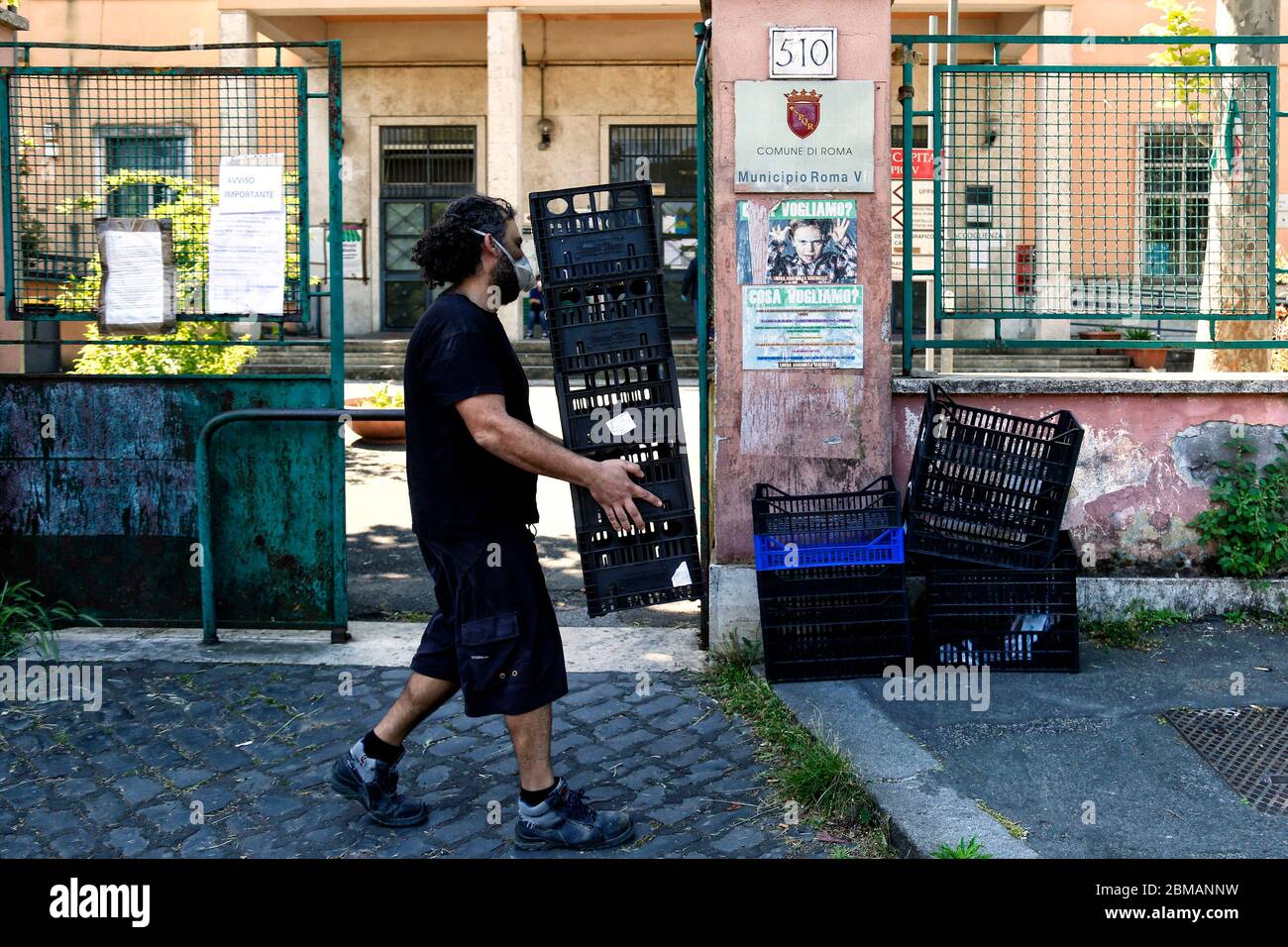 Rome 8 mai 2020. Quartier de Quarticciolo. Ce matin, dans le quartier de Quarticciolo, l'un des plus pauvres de Rome, volontaires de Red Lab, livrent des boîtes de fruits vides à l'Hôtel de ville V pour protester contre le manque d'aide des institutions, qui n'ont pas soutenu les moins riches. A Rome, en raison de la crise économique déclenchée après le blocage du coronavirus, beaucoup de gens ont perdu leur emploi et peuvent s'efforcer cette période grâce aux dons et aux nombreuses associations et bénévoles qui livrent la nourriture chaque jour. Photo Samantha Zucchi Insidefoto Banque D'Images