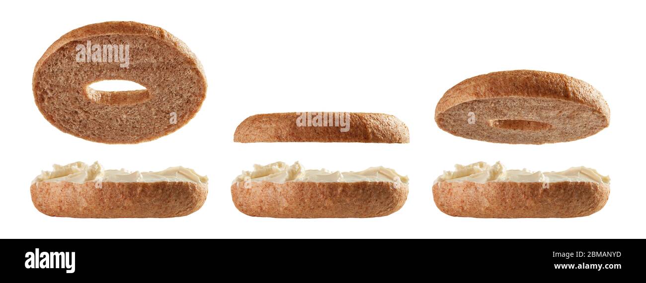 Bagels à grains multiples coupés en deux avec fromage à la crème lévitant dans différentes positions isolées sur fond blanc Banque D'Images