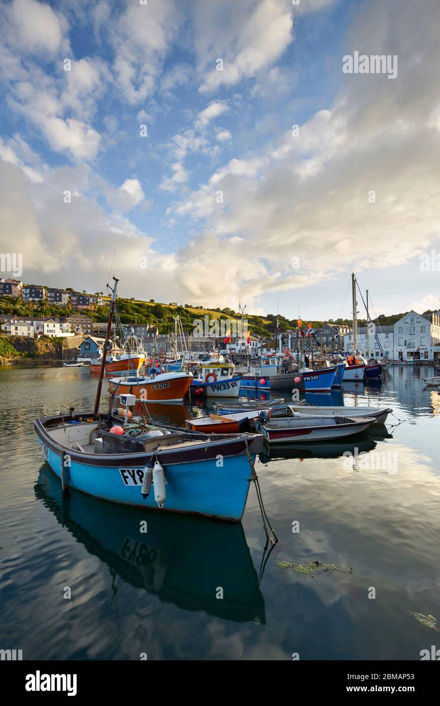 Lumière du soleil en soirée sur le port de Mevagissey. Banque D'Images