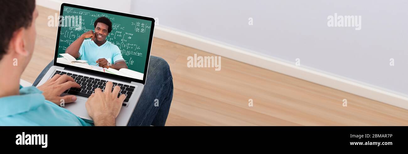 Apprendre des mathématiques avec un professeur en ligne à la maison. Formation à la visioconférence Banque D'Images
