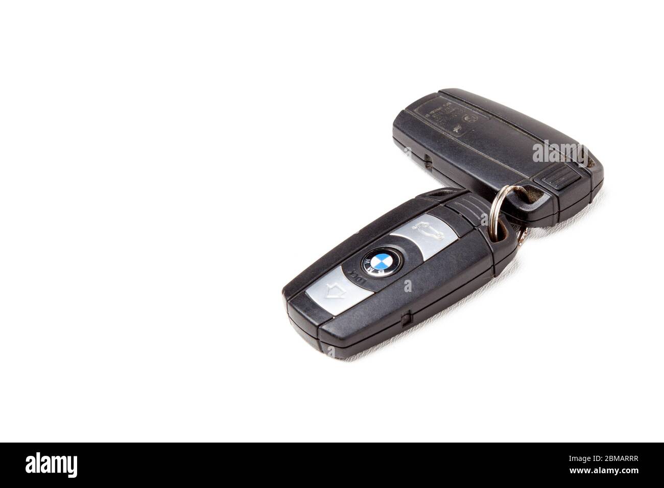 Novosibirsk, Russie - 05.05.2020: Porte-clés de marque BMW avec puce - panneau de commande de verrouillage central avec code dynamique isolé sur un fond blanc dans Banque D'Images