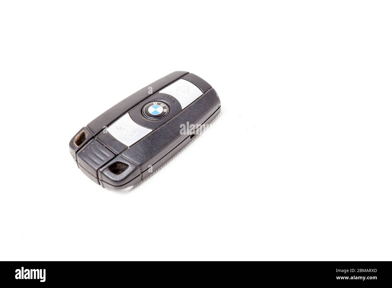 Novosibirsk, Russie - 05.05.2020: Ancienne télécommande de marque allemande de BMW européenne avec puce, boutons pour ouvrir et fermer une serrure centrale avec une dynami Banque D'Images