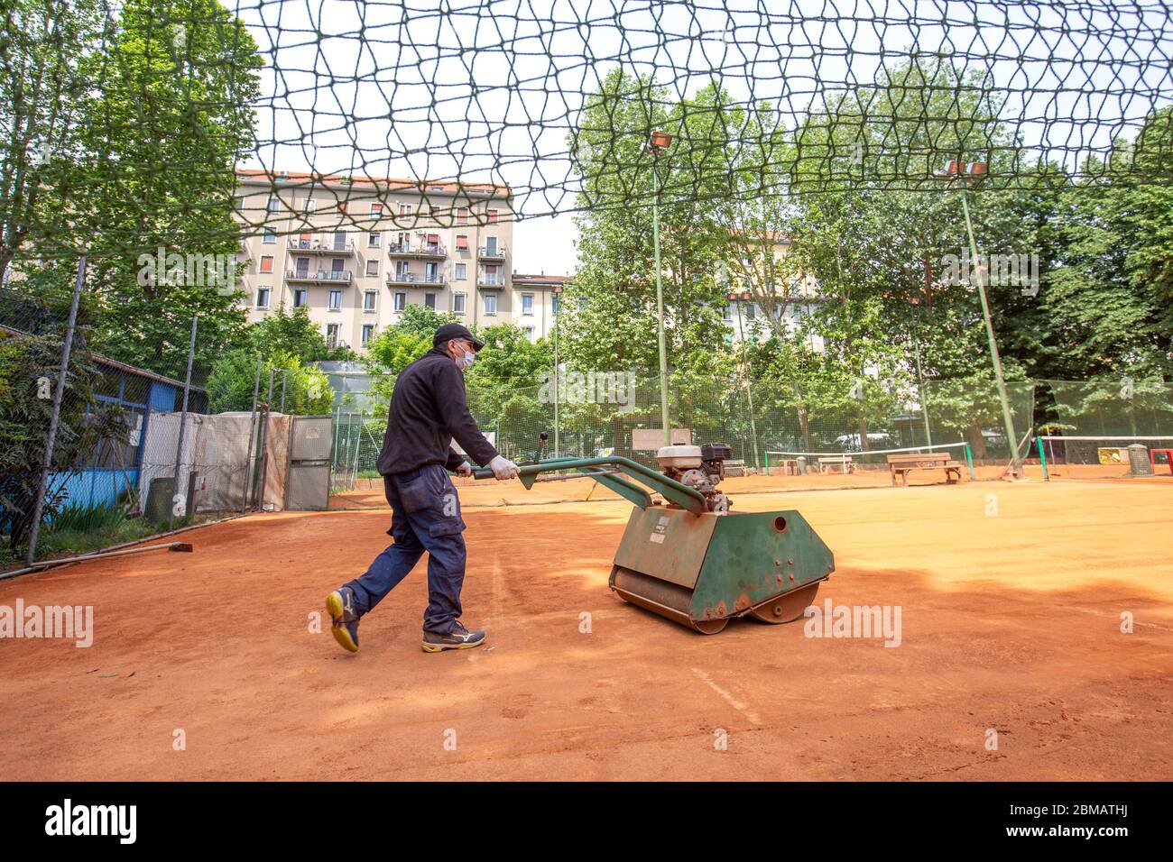 Milan, coronavirus phase 2, après le feu vert de la région à la pratique de sports individuels dans les installations sportives, les champs sont en préparation pour le début des activités. Sur la photo, aménagement des courts de tennis de via Washington (Massimo Alberico/Fotogramma, Milan - 2020-05-08) p.s. la foto e' utilizzabile nel rispetto del contento in cui e' stata scattata, e senza intento diffamatorio del decoro delle persone rapresentate Banque D'Images