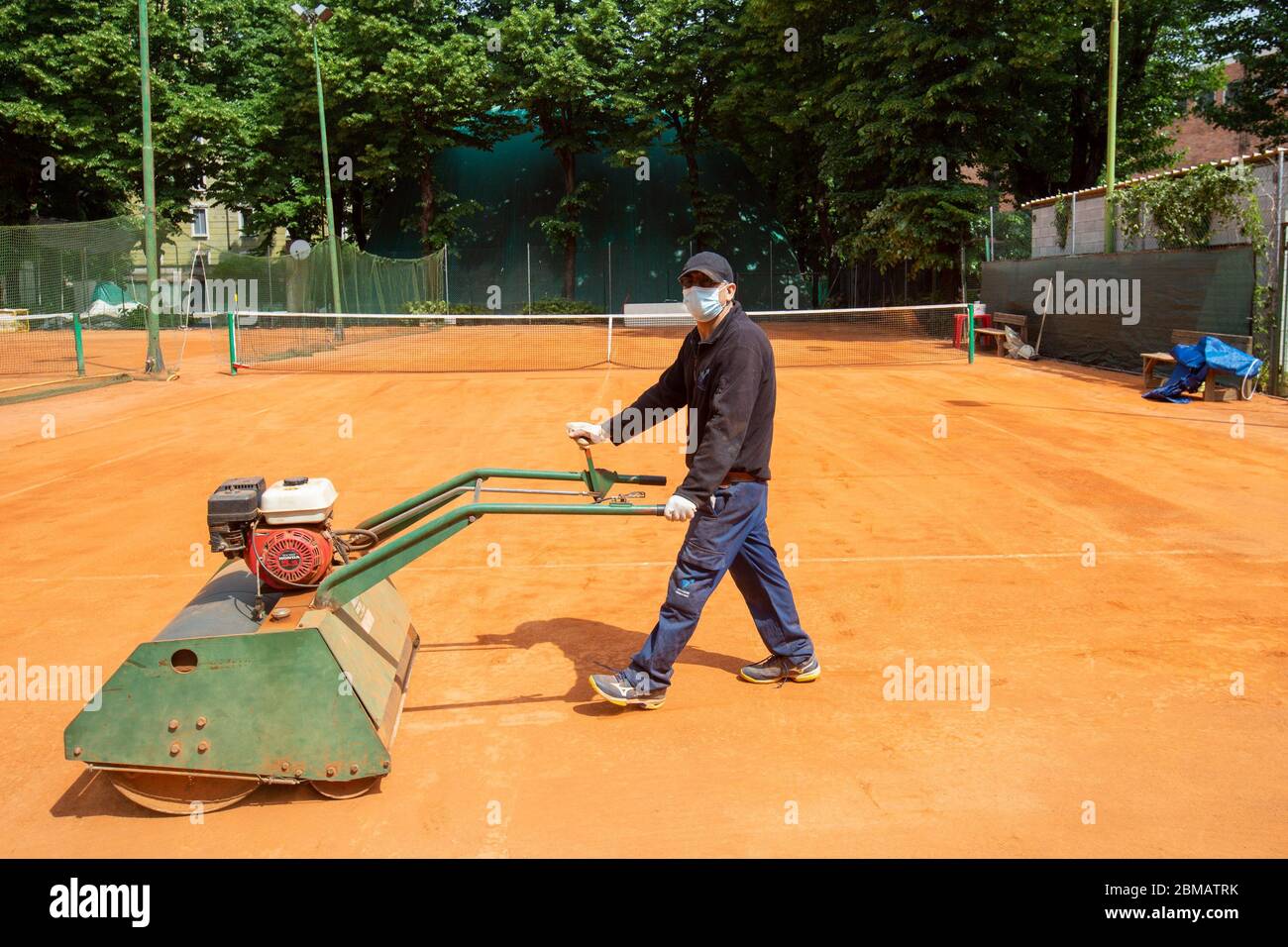 Milan, coronavirus phase 2, après le feu vert de la région à la pratique de sports individuels dans les installations sportives, les champs sont en préparation pour le début des activités. Sur la photo, aménagement des courts de tennis de via Washington (Massimo Alberico/Fotogramma, Milan - 2020-05-08) p.s. la foto e' utilizzabile nel rispetto del contento in cui e' stata scattata, e senza intento diffamatorio del decoro delle persone rapresentate Banque D'Images