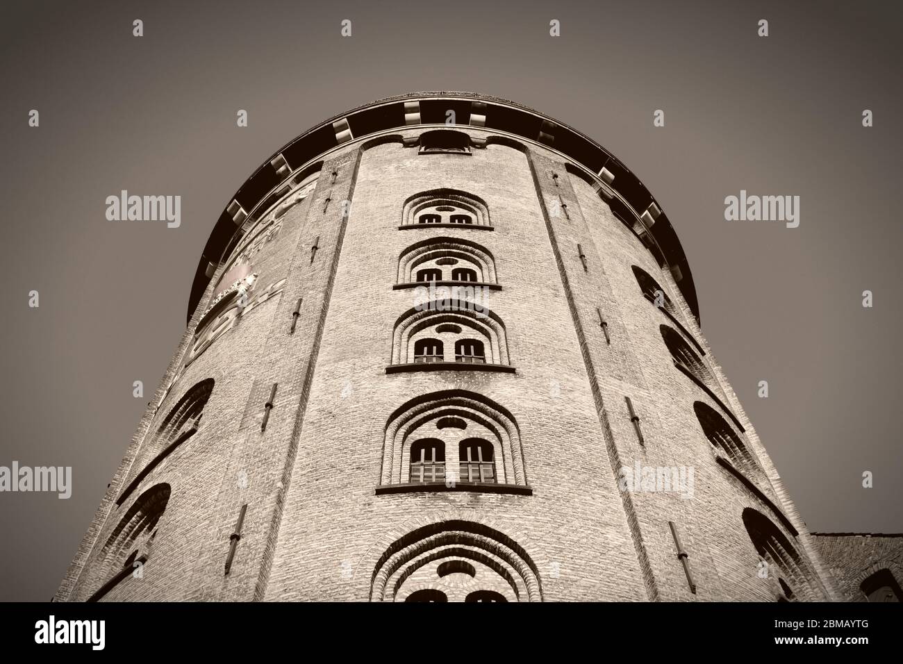 Vieille ville de Copenhague - capitale du Danemark. Célèbre observatoire astronomique d'époque - Tour ronde (Rundetarn). Région d'Oresund. Ton sépia - filtre Banque D'Images