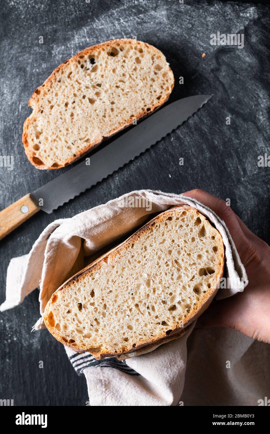 Ambiance sombre et ton maison cuisine maison biologique rustique Sourdough pain sur fond noir avec espace de copie Banque D'Images