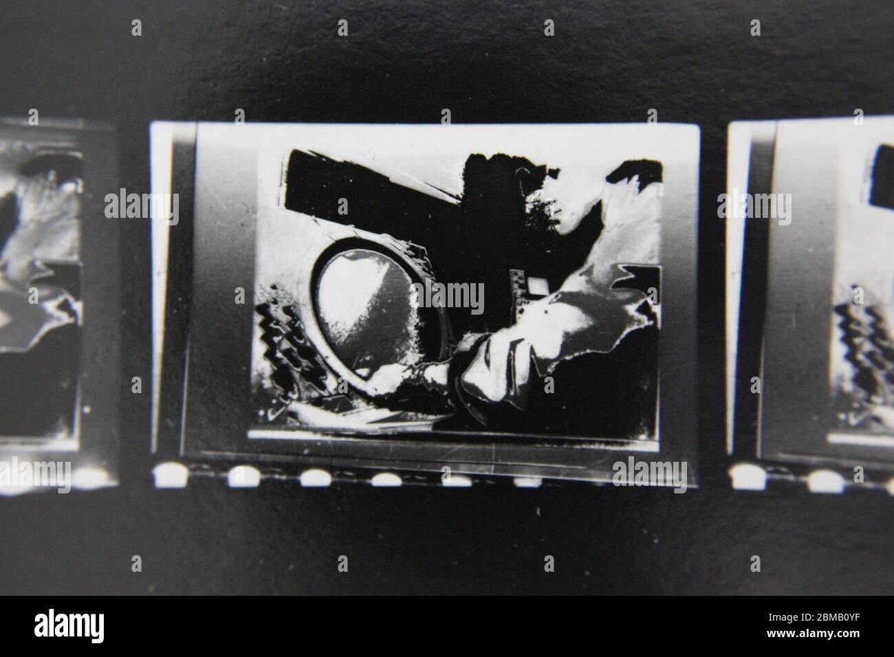 Fin 70s vintage contact imprimer noir et blanc photographie extrême d'un contrôleur de trafic aérien regardant un écran radar. Banque D'Images