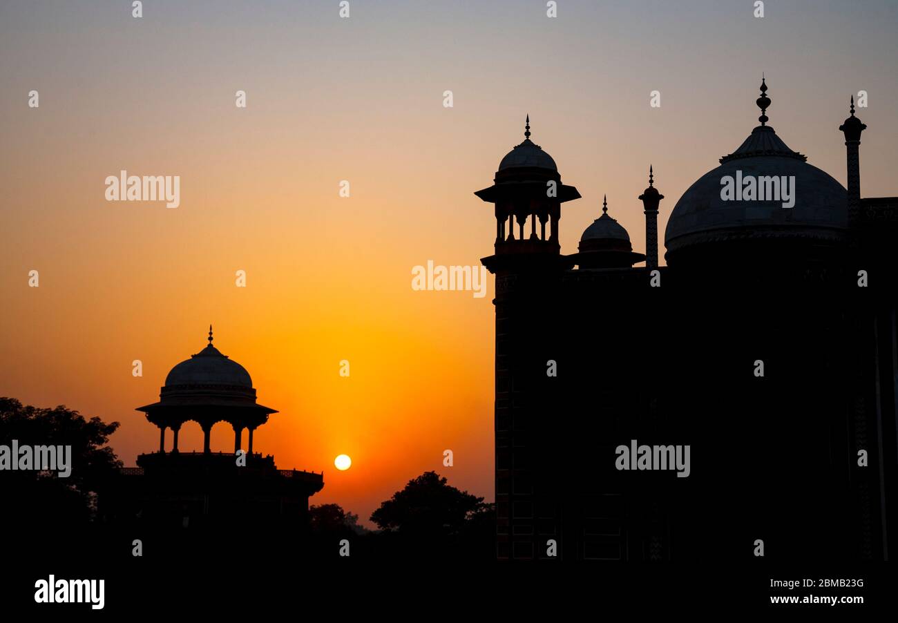 Coucher de soleil sur la porte ouest du Taj Mahal, Agra, Inde Banque D'Images