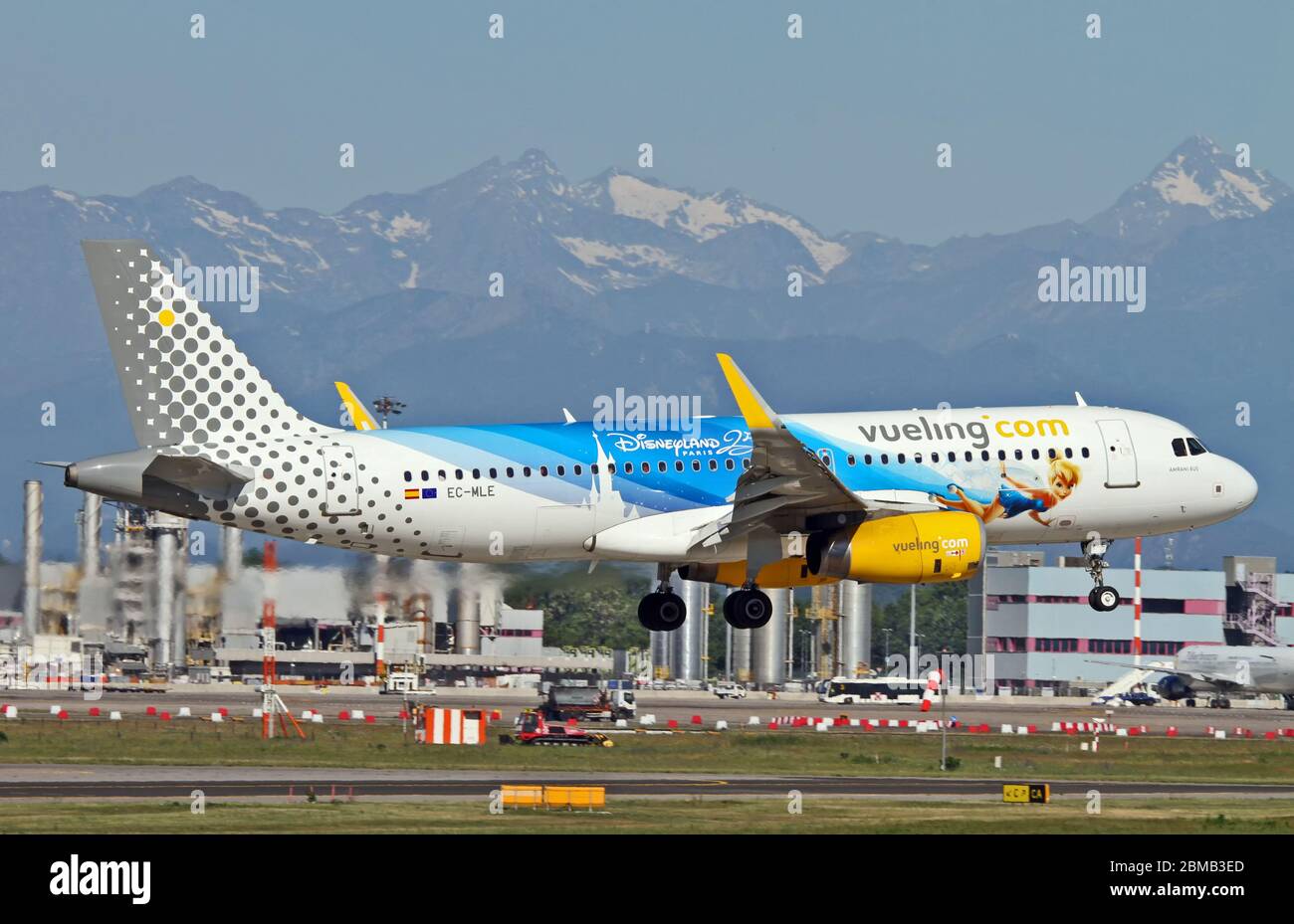 EC-MLE Vueling Airbus A320-232(WL) avec Disneyland Paris - 25 ans de remise à Malpensa (MXP / LIMC), Milan, Italie Banque D'Images