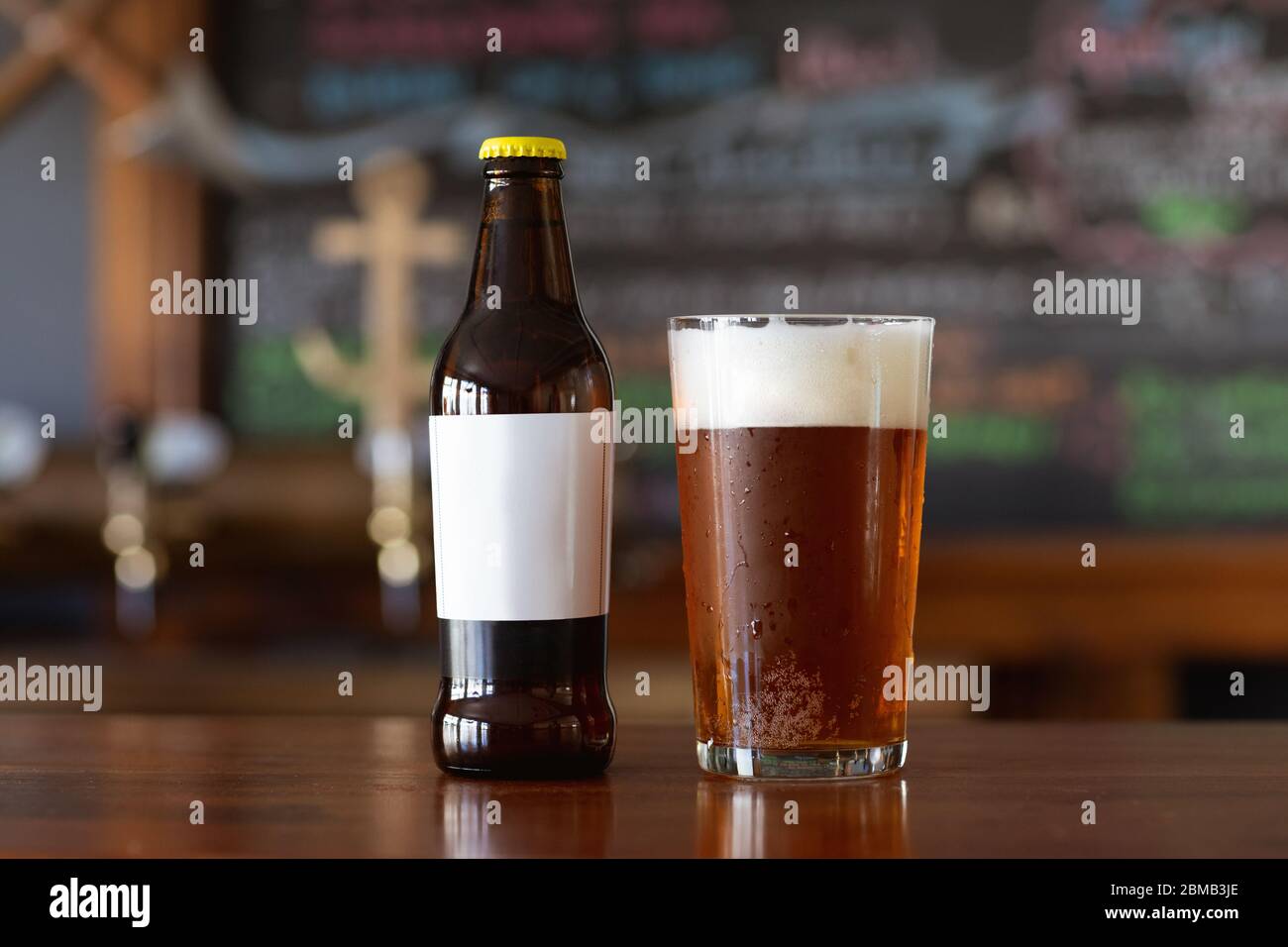 Pinte de bière et sa bouteille dans une brasserie Banque D'Images