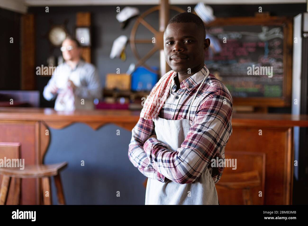 Portrait d'un barman afro-américain dans une brasserie Banque D'Images