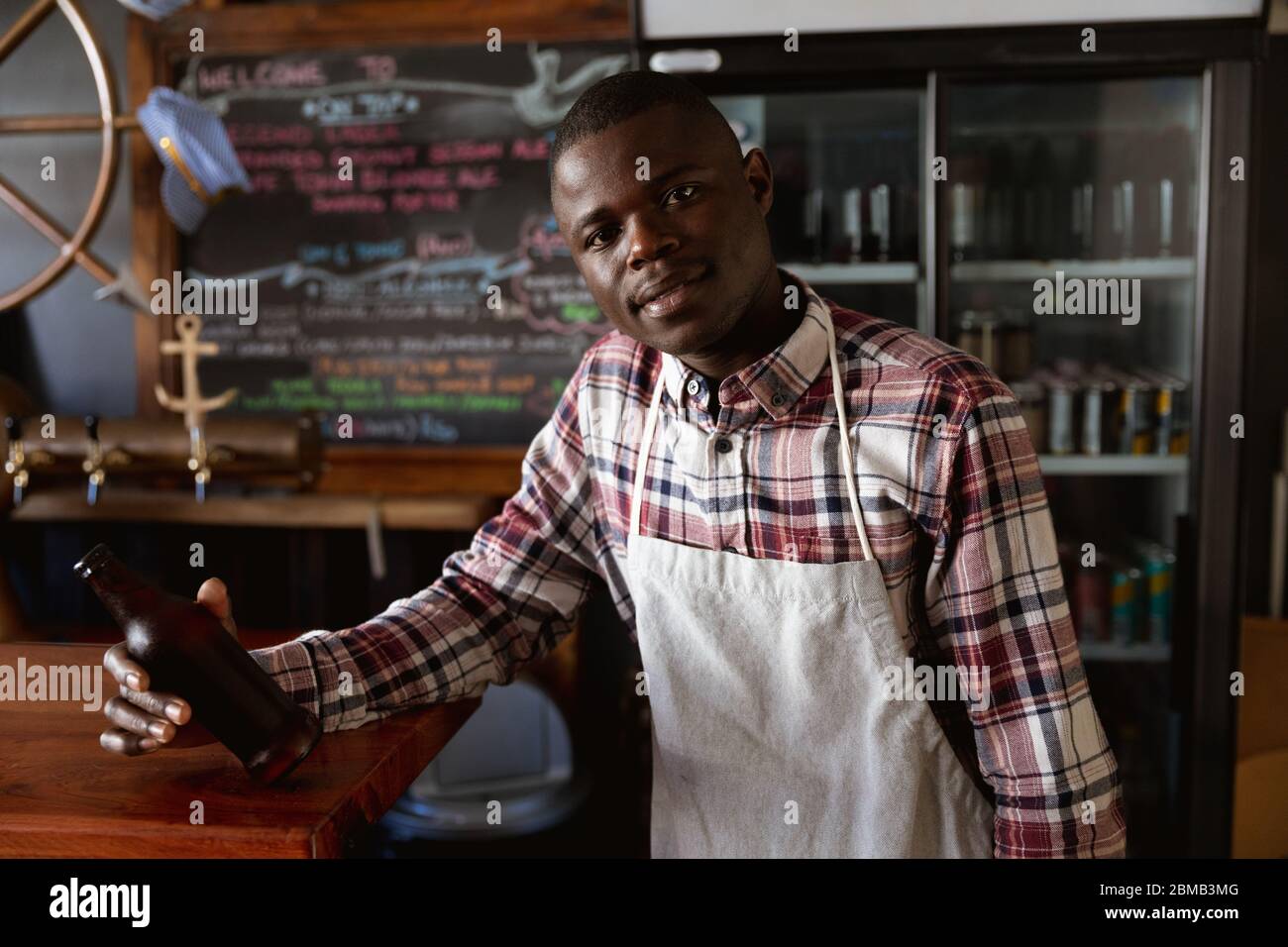 Portrait d'un barman afro-américain dans une brasserie Banque D'Images