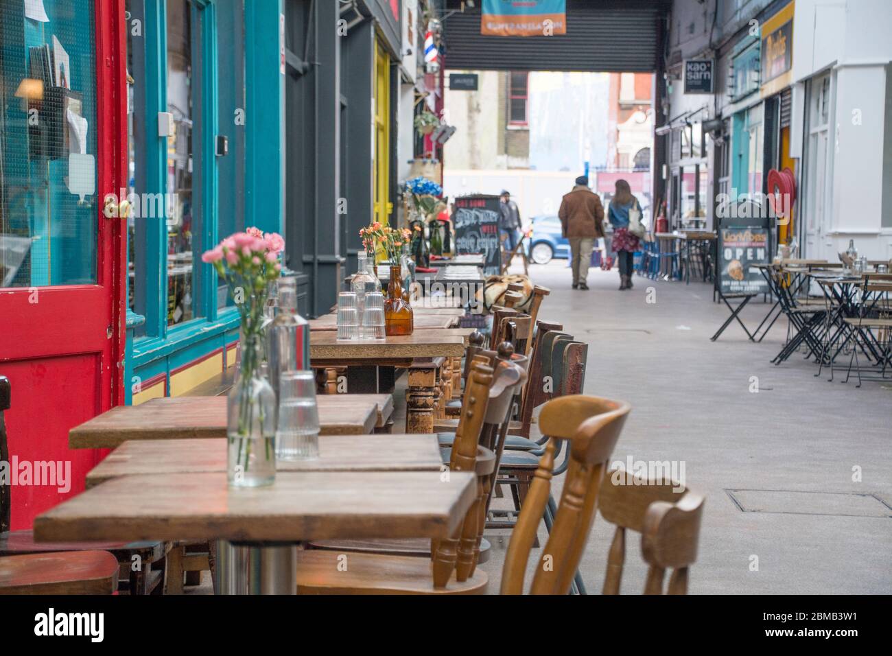 LONDRES- Brixton Village, une partie du marché de Brixton- une salle intérieure de stands de nourriture, bars et boutiques d'habitants multiculturels Banque D'Images