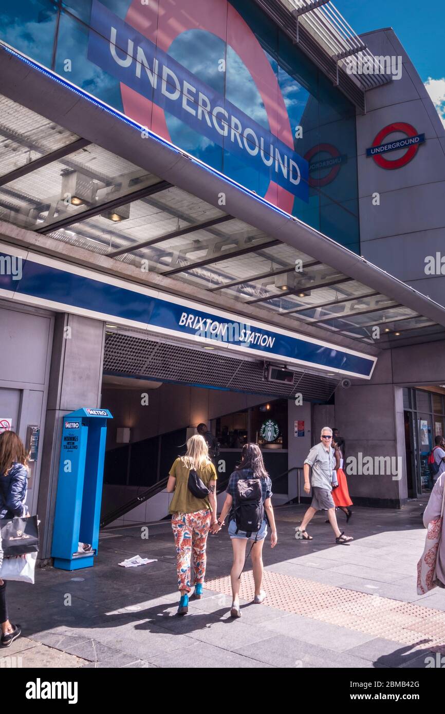 STATION DE métro LONDON-Brixton. Personnes traversant Brixton Road dans ce quartier animé du sud-ouest de Londres Banque D'Images